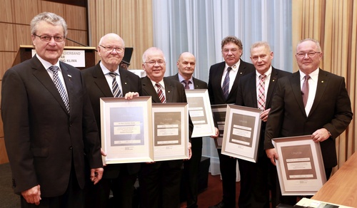 Titelbild zum News-Artikel: Herbert Reischl mit goldener Ehrennadel des ZVSHK ausgezeichnet